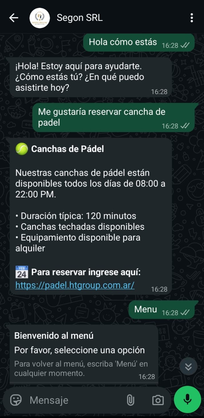 Conversación de WhatsApp: el huésped pide reservar una cancha de pádel y el bot responde con la información estructurada del servicio y el link de reserva